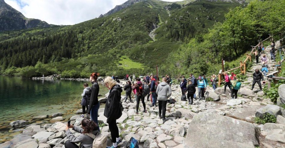 zdjęcie: Tłumy turystów w Tatrach; oblężone Morskie Oko, kolejki na Giewont / fot. PAP