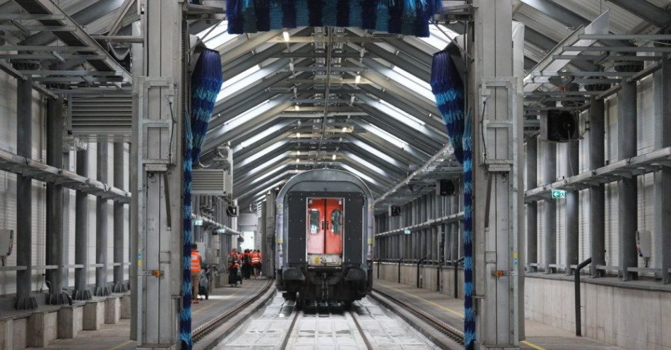 zdjęcie: Czas mycia pociągu skrócił się trzykrotnie dzięki inwestycji na warszawskim Grochowie / fot. PAP