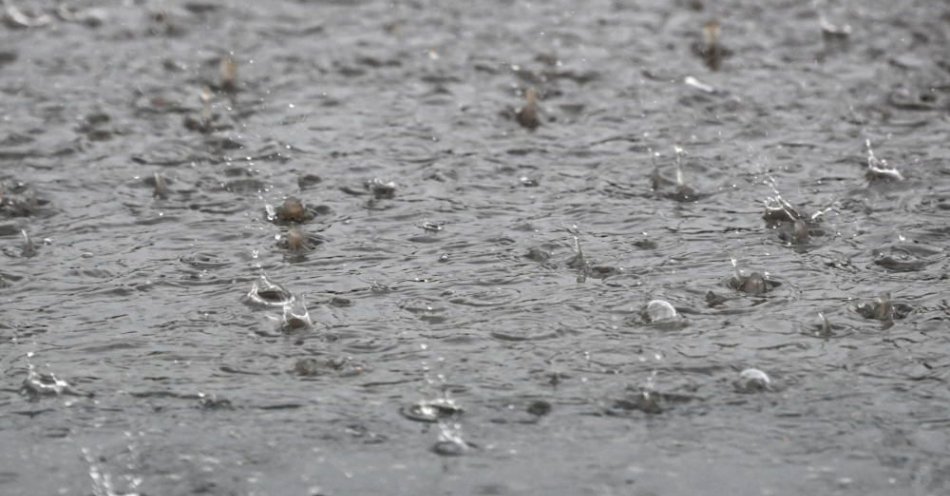 zdjęcie: Ostrzeżenia pierwszego i drugiego stopnia przed deszczami i burzami dla większości kraju / fot. PAP