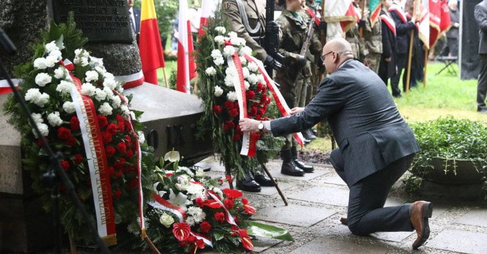 zdjęcie: Uroczystości przed pomnikiem Żołnierzy 