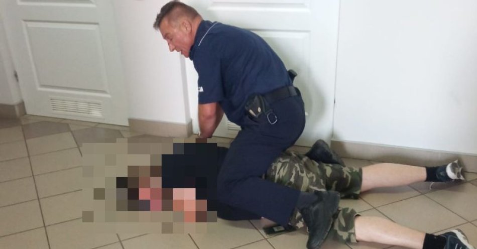 zdjęcie: Zaatakował urzędniczki, dzięki szybkiej reakcji policjanta został obezwładniony. / fot. KPP w Kamiennej Górze