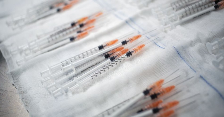 zdjęcie: Szczepionki przeciw covid dostarczane są do punktów w ciągu 48 h od ich zamówienia / fot. PAP