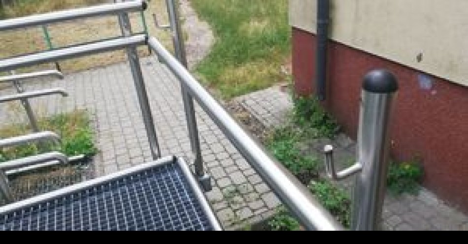 zdjęcie: Złodzieje ukradli elementy barierki z podjazdu dla osób niepełnosprawnych!(zdjęcia)  - masz wiedzę na ten temat poinformuj o tym ostrołęckich policjan / fot. KMP w Ostrołęce