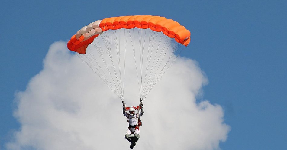 zdjęcie: Paralotniarz spadł na wczasowiczkę wypoczywającą na plaży / pixabay/2293266