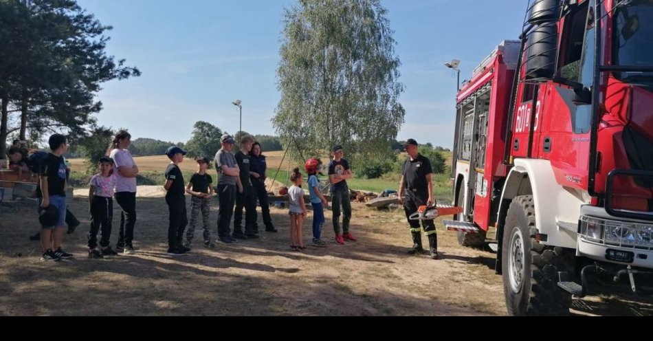 zdjęcie: Policjantki i strażacy na półkolonii / fot. KPP w Zgorzelcu