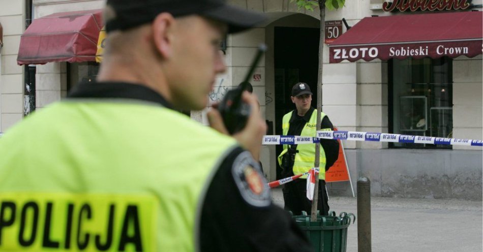 zdjęcie: Policja zatrzymała kobietę, która w Warszawie raniła ostrym narzędziem dwie osoby / fot. PAP