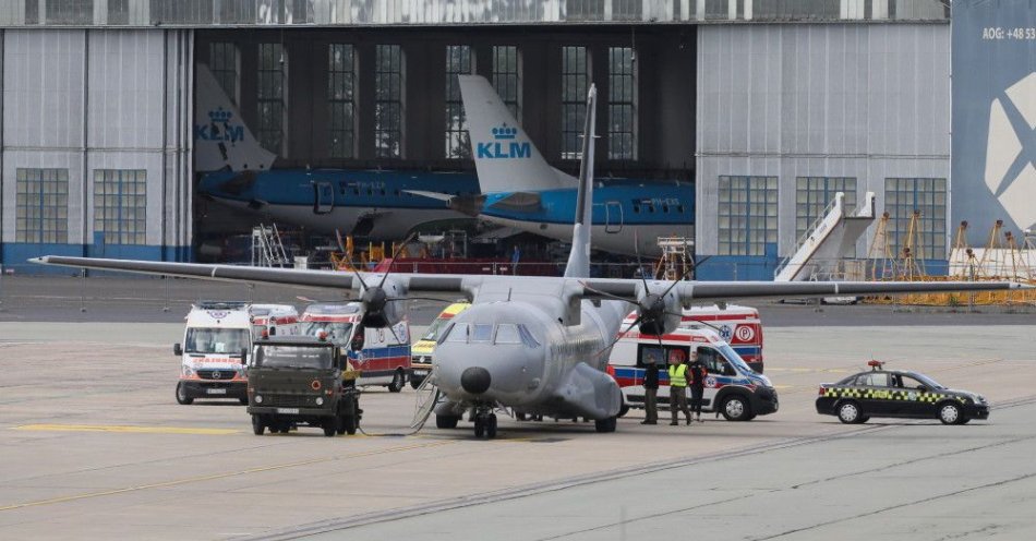 zdjęcie: Samolot z 10 osobami poszkodowanymi w wypadku w Chorwacji wylądował w Warszawie / fot. PAP