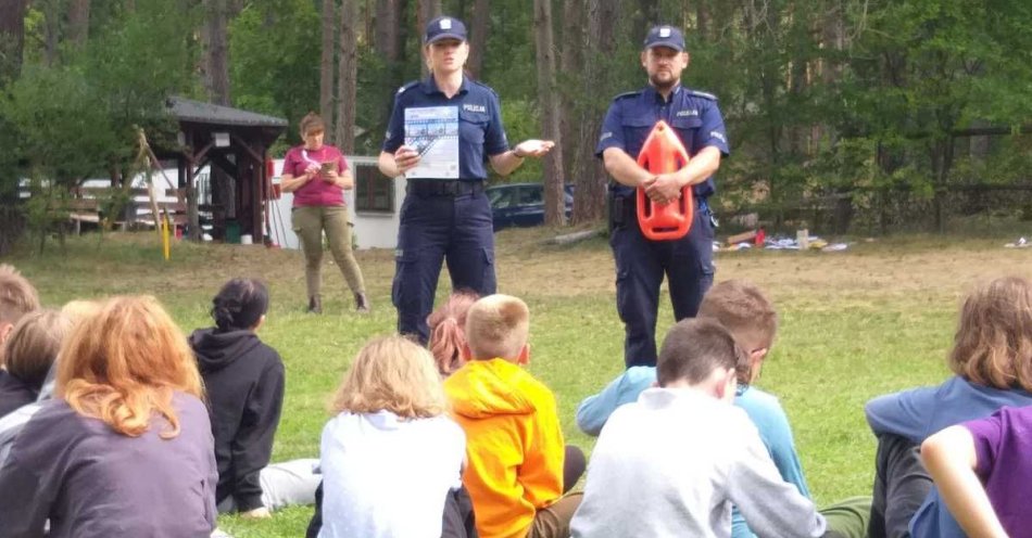 zdjęcie: Spotkanie policjantów z harcerzami nad Jeziorem Kierwik / fot. KPP w Szczytnie
