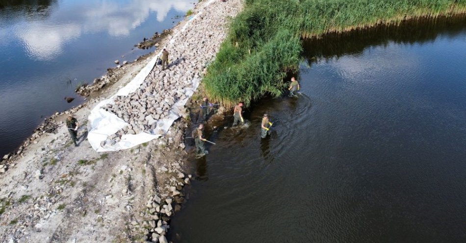 zdjęcie: Badania wody z Odry wskazują wysokie zasolenie / fot. PAP