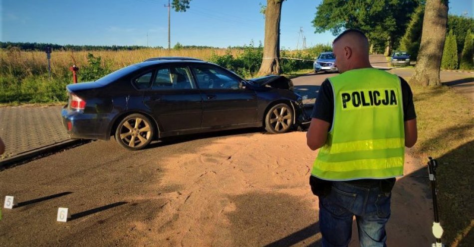 zdjęcie: Policjanci pracowali na miejscu wypadku drogowego w gminie Czarna Dąbrówka / fot. KPP w Bytowie