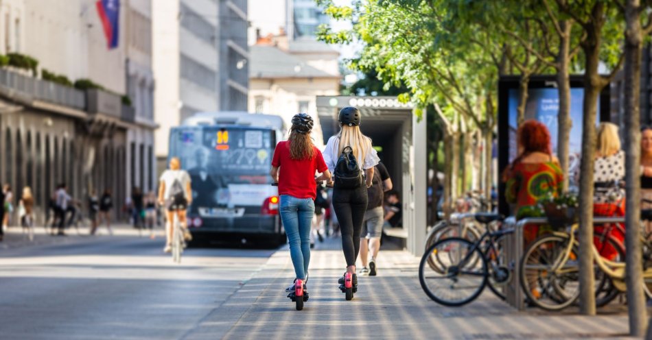 zdjęcie: Piesi, rowerzyści i transport publiczny - priorytety miejskiej mobilności / Chroma Stock
