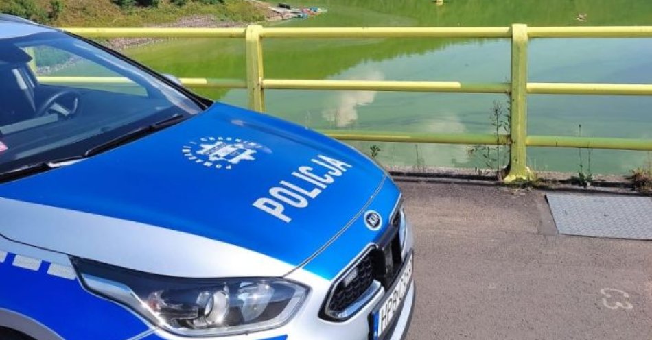 zdjęcie: Każdego dnia policjanci czuwają nad bezpieczeństwem wypoczywających nad wodą / fot. KPP w Lwówku Śląskim