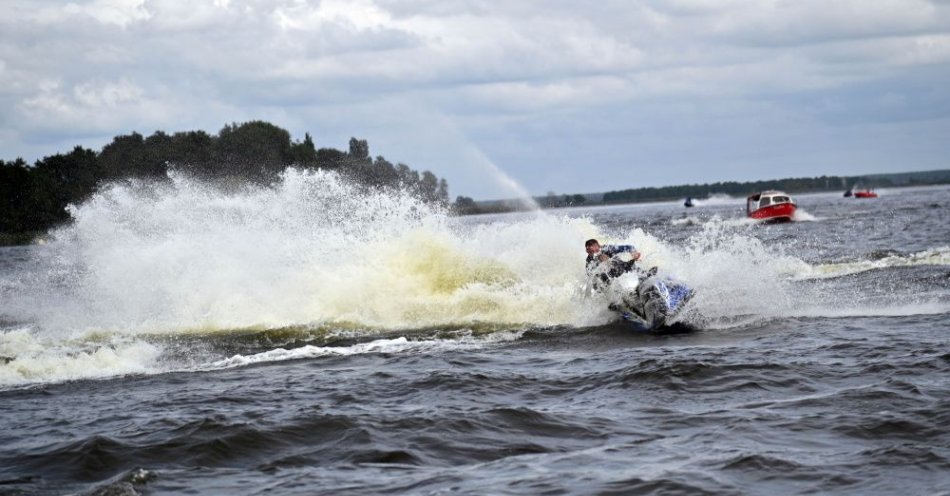 zdjęcie: Akcja napowietrzania jeziora Dąbie skuterami wodnymi / fot. PAP