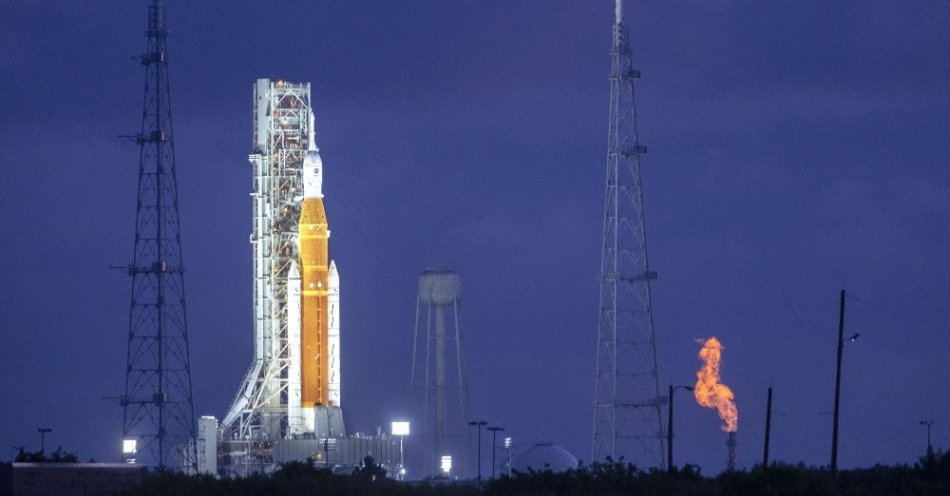 zdjęcie: NASA odwołała poniedziałkowy start misji Artemis I na Księżyc z powodu usterki silnika / fot. PAP