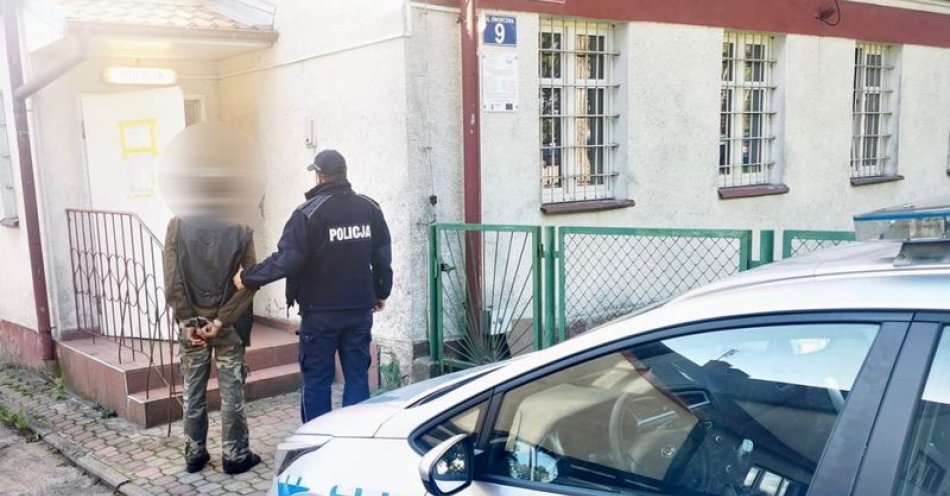zdjęcie: Policjanci rozpoznali bałagan i zatrzymali złodzieja foto-pułapki. / fot. KMP w Słupsku
