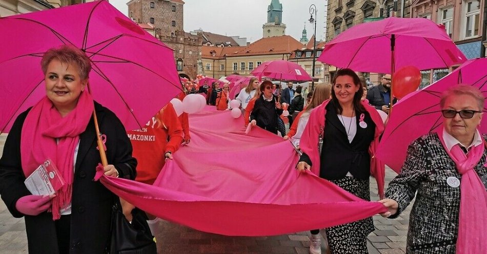 zdjęcie: Marsz Różowej Wstążki – Lublin 2022 - relacja / fot. UM Lublin / Uczestniczki marszu niosące różową wstęgę i parasole