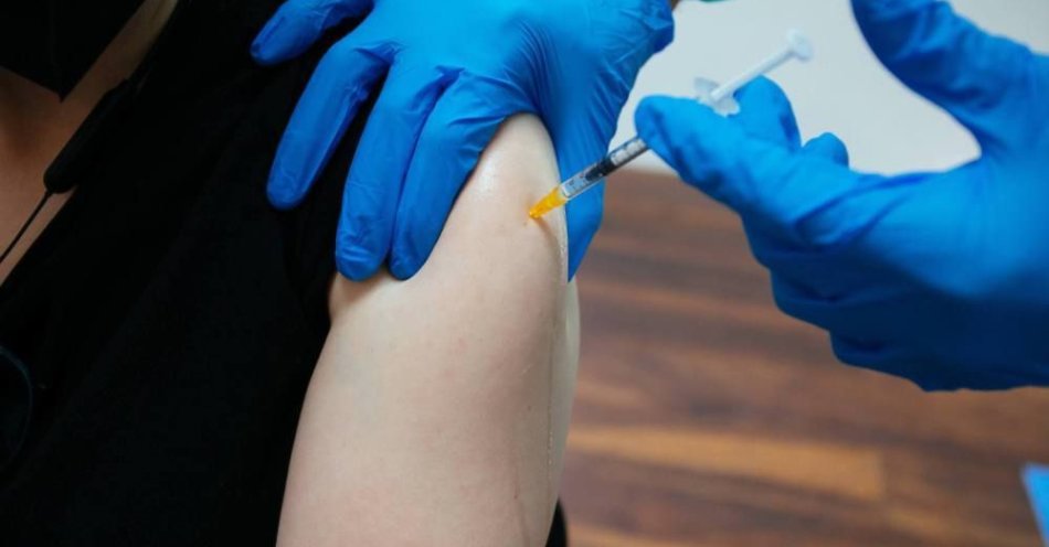 zdjęcie: Nie ma znaczenia, którą wersją nowej szczepionki przeciw COVID-19 się zaszczepimy / fot. PAP