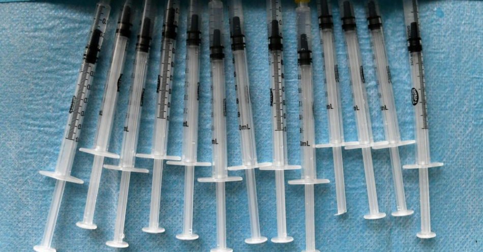 zdjęcie: Na szczepienia przeciw COVID-19 drugą dawkę przypominającą zarejestrowało się ponad 40 tys. osób / fot. PAP