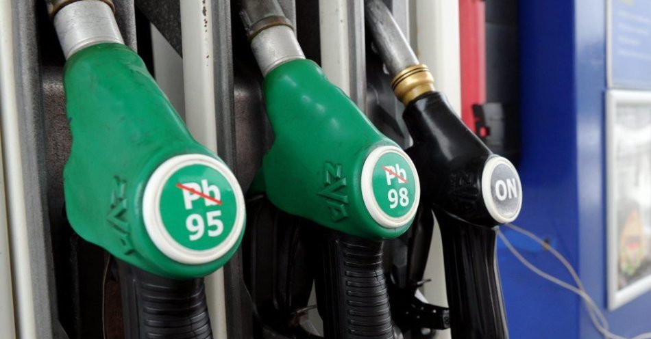zdjęcie: W przyszłym tygodniu średnie ceny benzyny i oleju napędowego mogą spaść o 10 -20 gr/l / fot. PAP