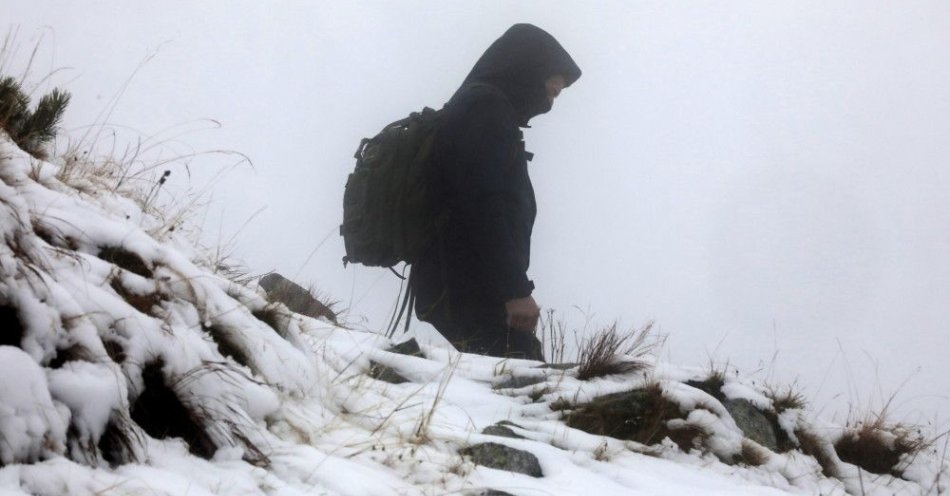 zdjęcie: W Tatrach zimowe warunki; na Kasprowym Wierchu 17 cm śniegu / fot. PAP