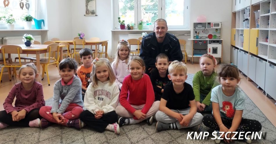 zdjęcie: Przedszkolaki z Niebuszewa już wiedzą, jak należy się zachować w sytuacji zagrożenia / fot. KMP w Szczecinie