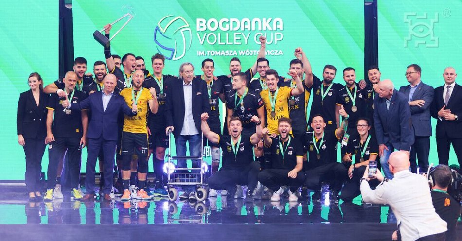 zdjęcie: Bogdanka Volley Cup za nami! / fot. UM Lublin / Siatkarze i organizatorzy Bogdanka Volley Cup wspólnie zebrani na zakończeniu turnieju