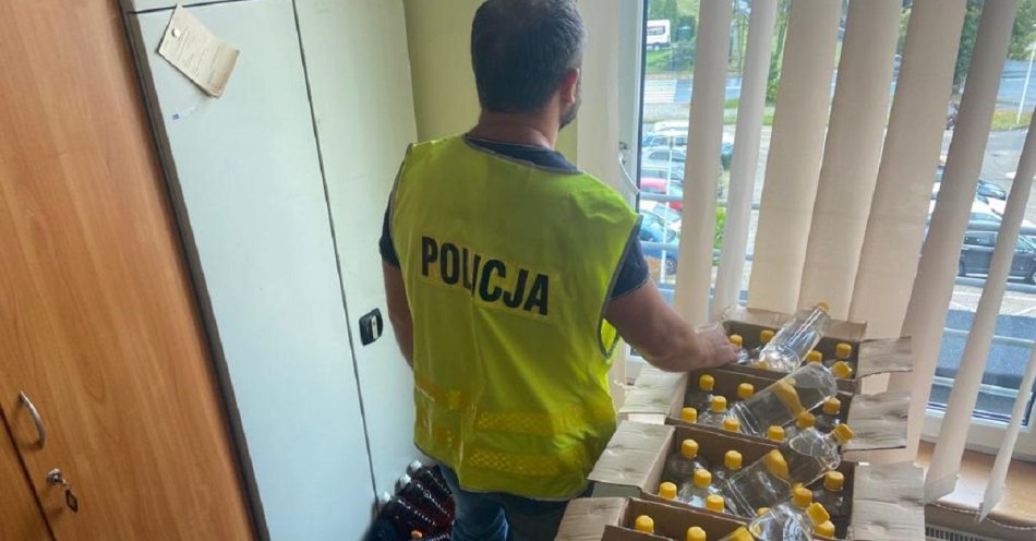 zdjęcie: Nielegalny alkohol zabezpieczony przez policjantów / fot. KPP w Zduńskiej Woli
