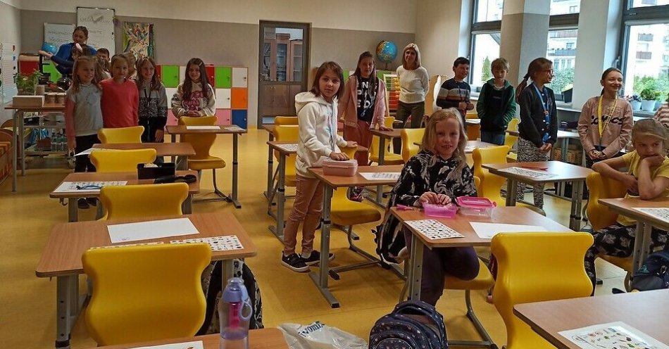 zdjęcie: Dzieci z Lublina uczą się dbać o zdrowie / fot. UM Lublin / Dzieci w klasie szkolnej podczas lekcji dotyczącej zasad zdrowego odżywiania