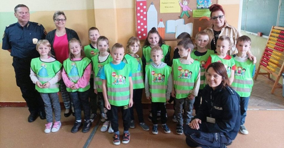 zdjęcie: Policjantki wspólnie ze Strażą Gminną odwiedziły dzieci ze Służewa / fot. KPP Aleksandrów