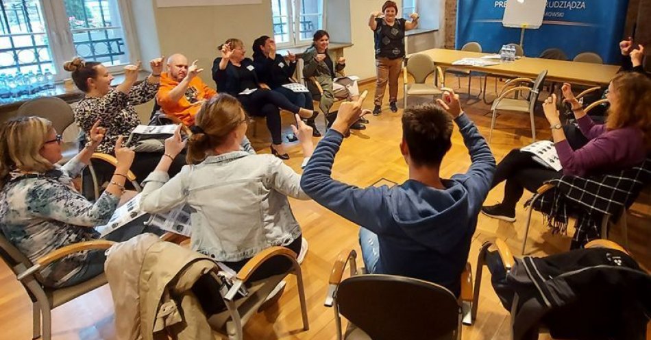 zdjęcie: Urzędnicy uczą się języka migowego / fot. UM Grudziądz