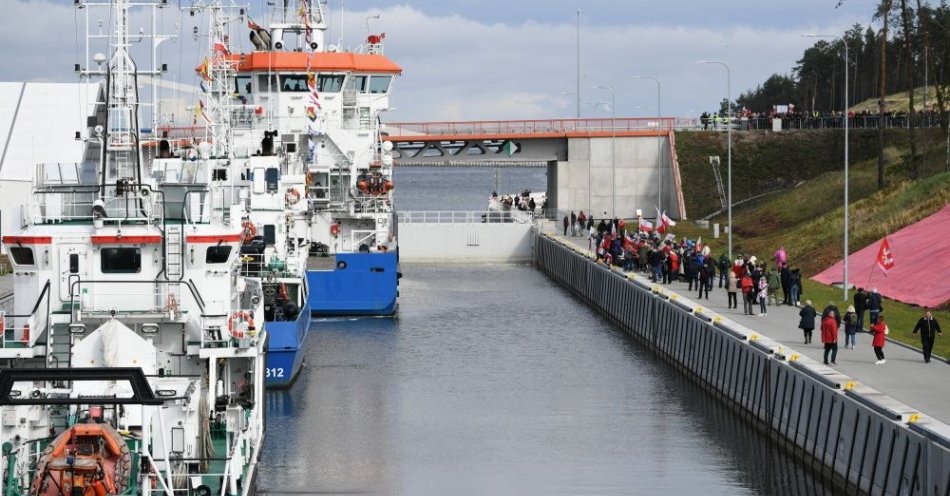 zdjęcie: Około 200 jednostek przeprawiło się Kanałem Żeglugowym przez Mierzeję Wiślaną / fot. PAP
