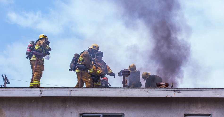 zdjęcie: Trwa akcja gaszenia pożaru na Smólskiej / pixabay/4641680