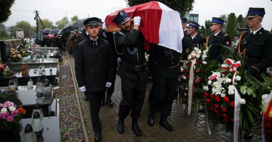 zdjęcie: Strażak Andrzej Puskarz spoczął na cmentarzu w Morawicy / fot. PAP