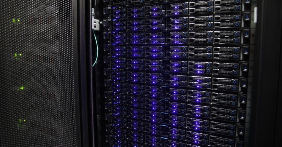 zdjęcie: Najszybszy w kraju superkomputer Athena uruchomiony w AGH / fot. PAP
