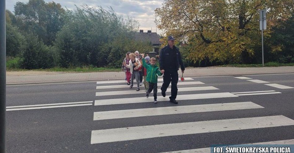 zdjęcie: Z dzielnicowym z zasadach bezpieczeństwa / fot. KPP Sandomierz