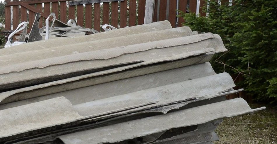zdjęcie: Azbest z polskich dachów usuwany bardzo wolno / fot. PAP