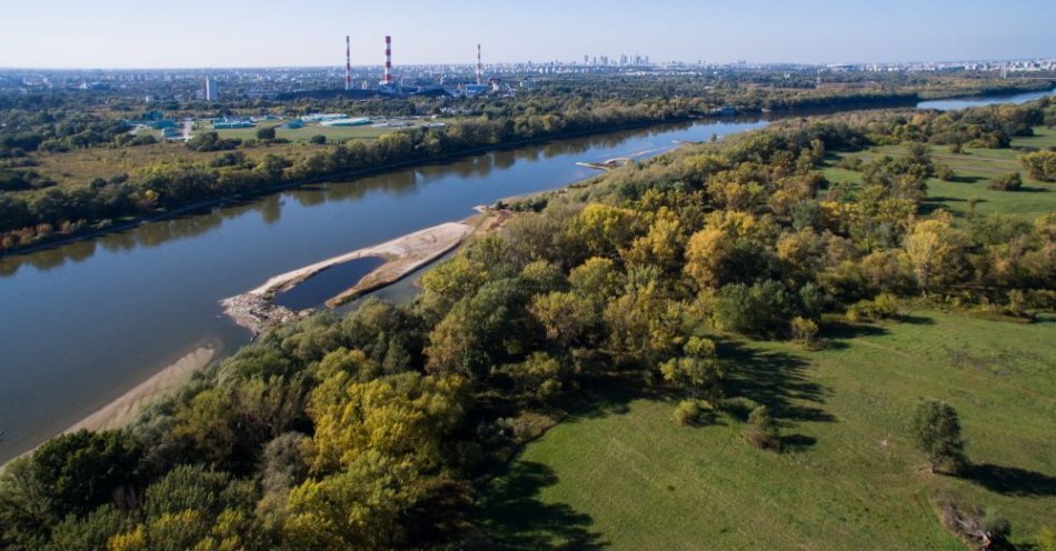 zdjęcie: Tereny narażone na powódź - m.in. przy Moście Siekierkowskim i w Łomiankach / fot. PAP