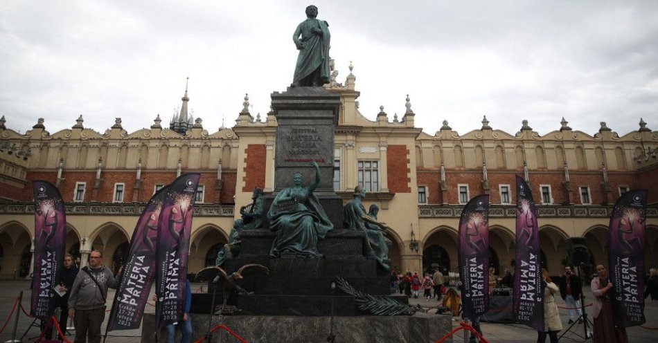 zdjęcie: Na Rynku Głównym stanął drugi pomnik Adama Mickiewicza / fot. PAP