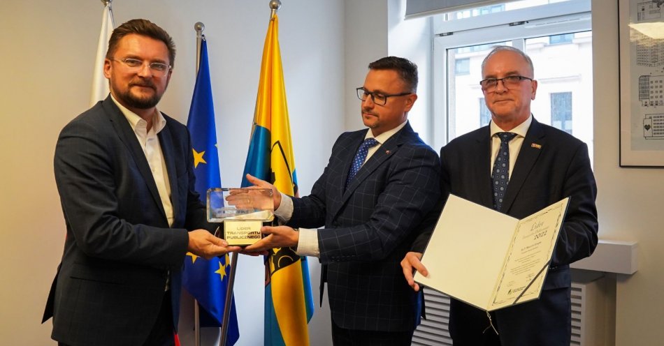 zdjęcie: Prezydent Katowic otrzymał nagrodę Lider Transportu Publicznego / fot. nadesłane