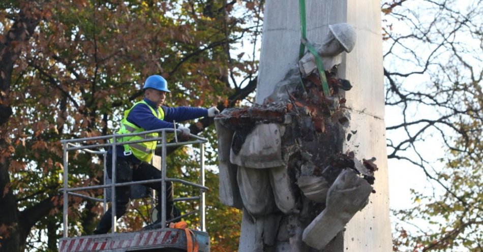 zdjęcie: W czwartek równocześnie zdemontowano cztery pomniki poświęcone Armii Czerwonej / fot. PAP
