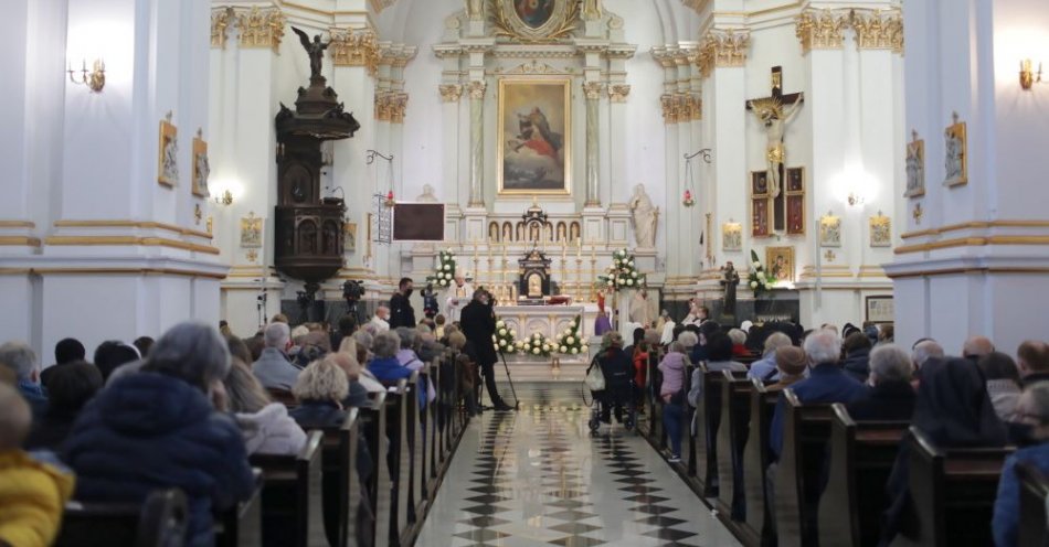 zdjęcie: 1 listopada katolik ma obowiązek uczestniczenia w mszy świętej / fot. PAP