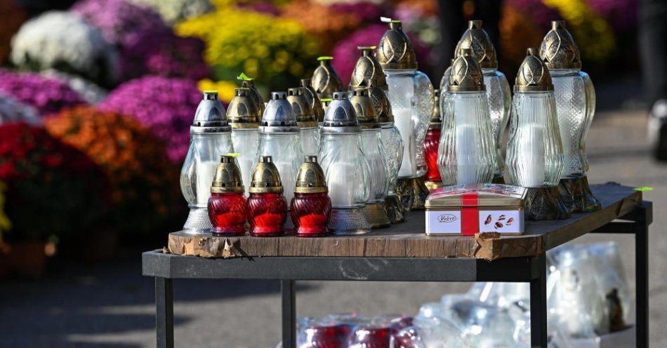 zdjęcie: Ceny zniczy i kwiatów wyższe niż rok temu / fot. PAP