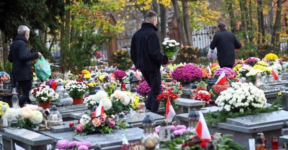 zdjęcie: Trwają kwesty na Cmentarzu Centralnym / fot. PAP
