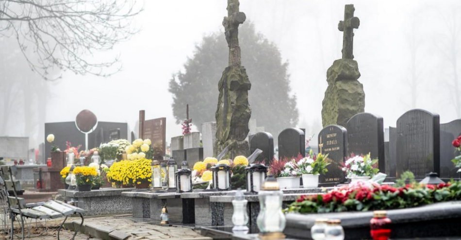 zdjęcie: 80-latek przez cztery godziny szukał swojej żony na cmentarzu w Łodzi; pomogli policjanci / fot. PAP