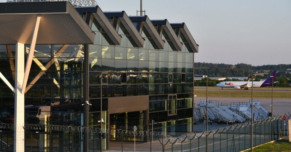 zdjęcie: W niedzielę będą przerwy w pracy gdańskiego lotniska, powodem niepełny skład osobowy kontrolerów zbliżania / fot. PAP
