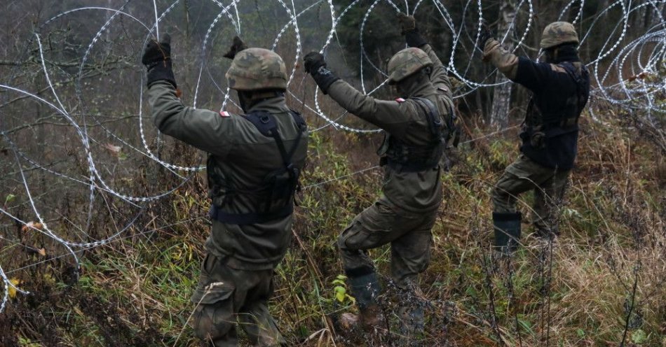 zdjęcie: Żołnierze kontynuują budowę tymczasowej zapory na granicy z Rosją / fot. PAP