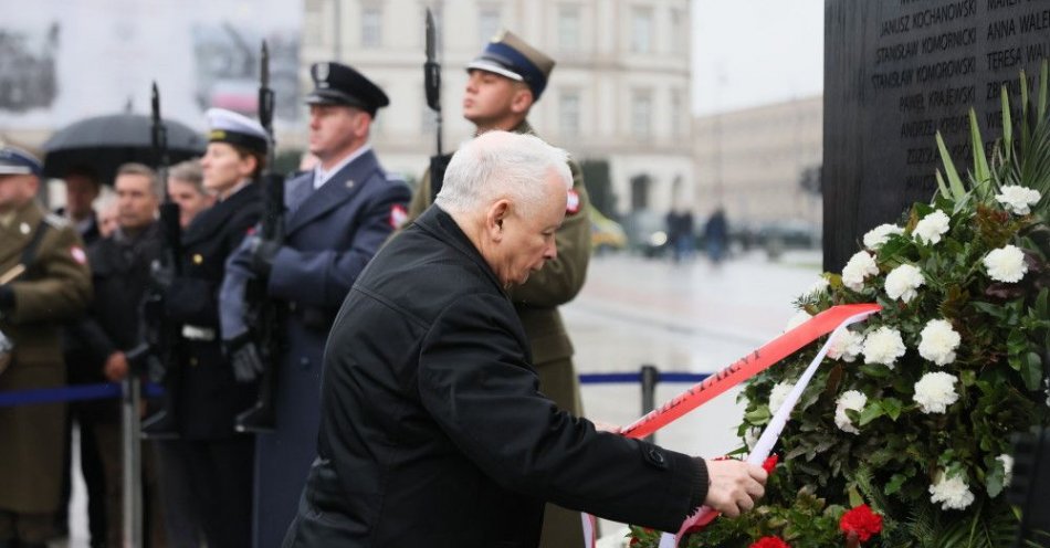 zdjęcie: Politycy PiS uczcili pamięć ofiar katastrofy smoleńskiej / fot. PAP