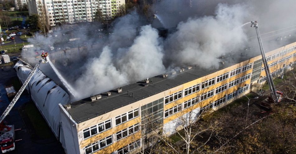 zdjęcie: Strażacy dogaszają pożar hali produkcyjnej przy ul. Bystrzyckiej / fot. PAP