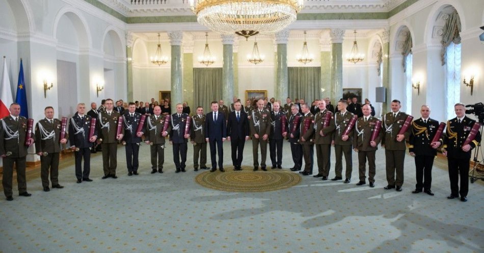 zdjęcie: Prezydent mianował siedemnastu oficerów Wojska Polskiego na stopnie generalskie i admiralskie / fot. PAP