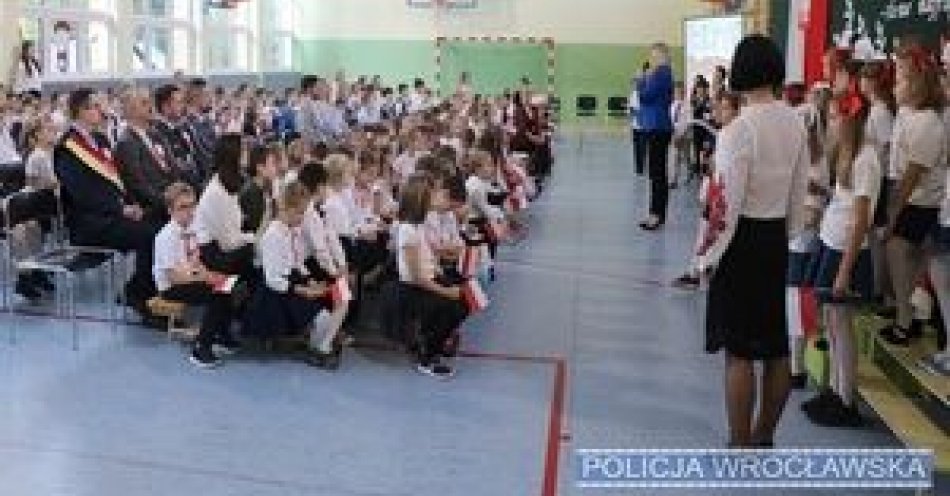 zdjęcie: Uroczysty apel z okazji 104 rocznicy Odzyskania Niepodległości przez Polskę w Szkole Podstawowej nr 113 we Wrocławiu / fot. KMP w Wrocławiu
